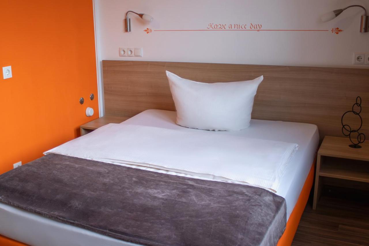 Orange Hotel Und Apartments Neu-Ulm Exteriör bild