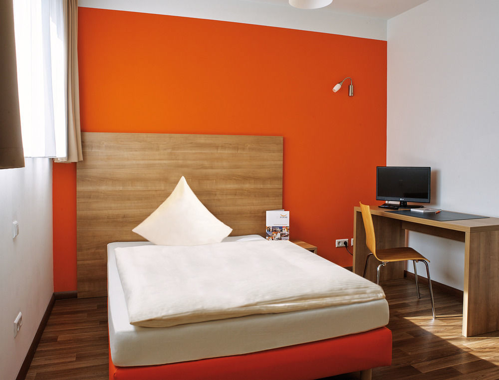Orange Hotel Und Apartments Neu-Ulm Exteriör bild
