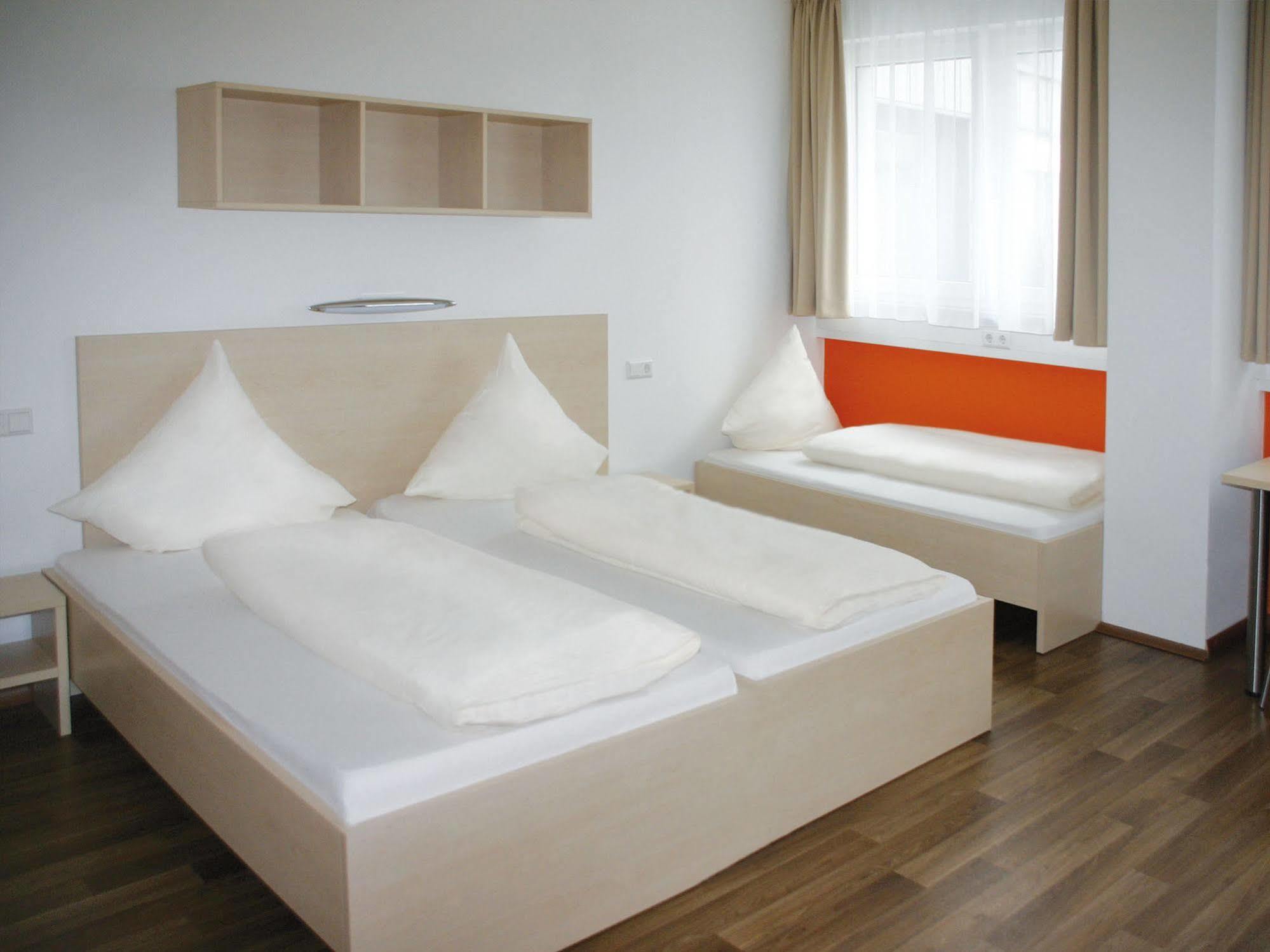 Orange Hotel Und Apartments Neu-Ulm Exteriör bild