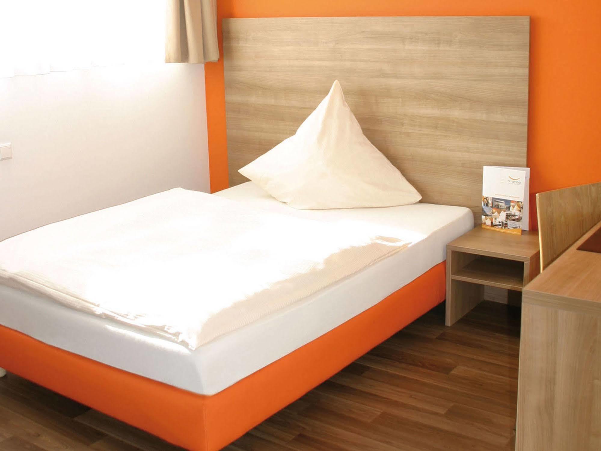 Orange Hotel Und Apartments Neu-Ulm Exteriör bild