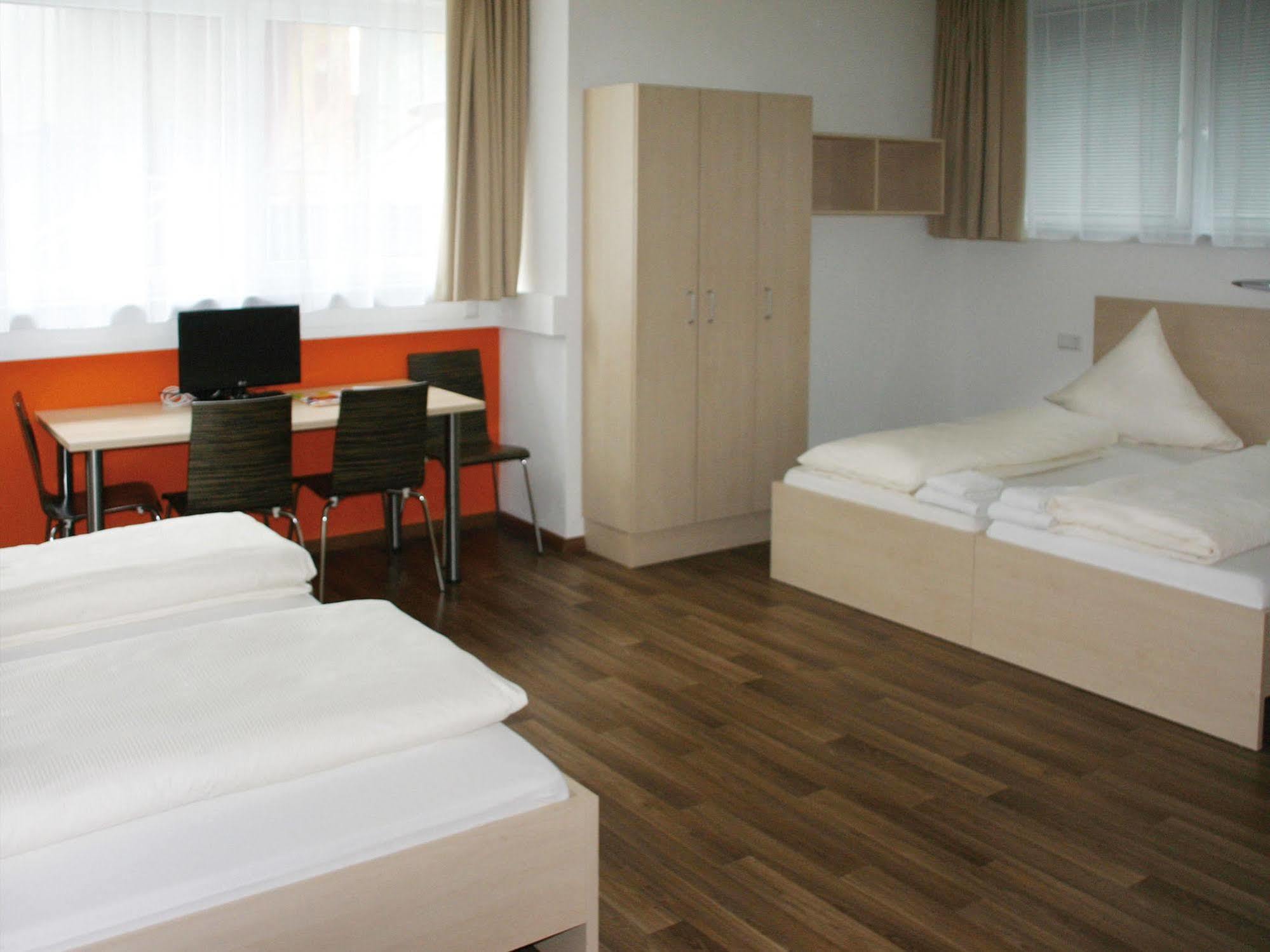 Orange Hotel Und Apartments Neu-Ulm Exteriör bild