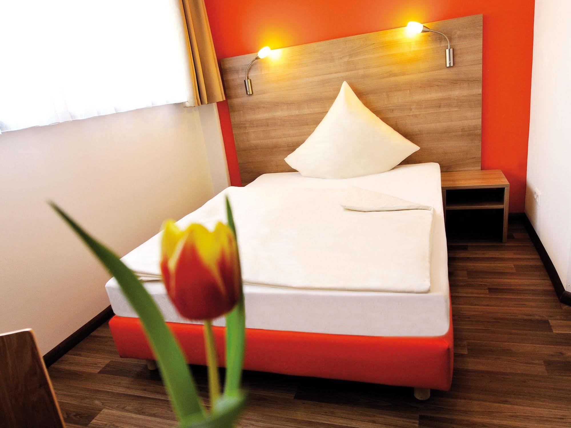 Orange Hotel Und Apartments Neu-Ulm Exteriör bild