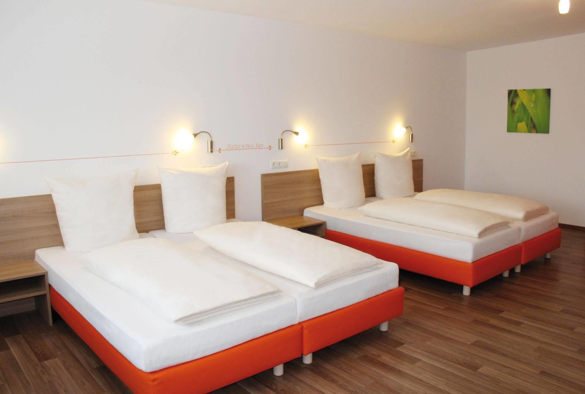 Orange Hotel Und Apartments Neu-Ulm Exteriör bild
